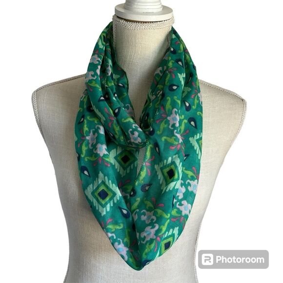 Infinity Scarf Green Geometric Pattern - Picture 1 of 3